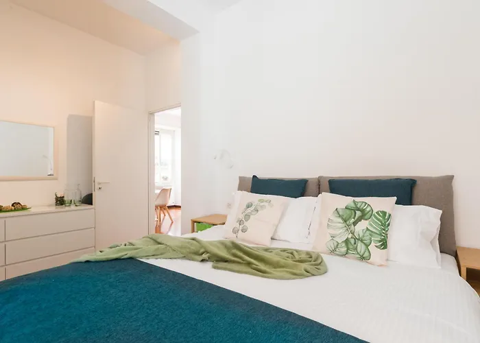 Line 8 House Roma